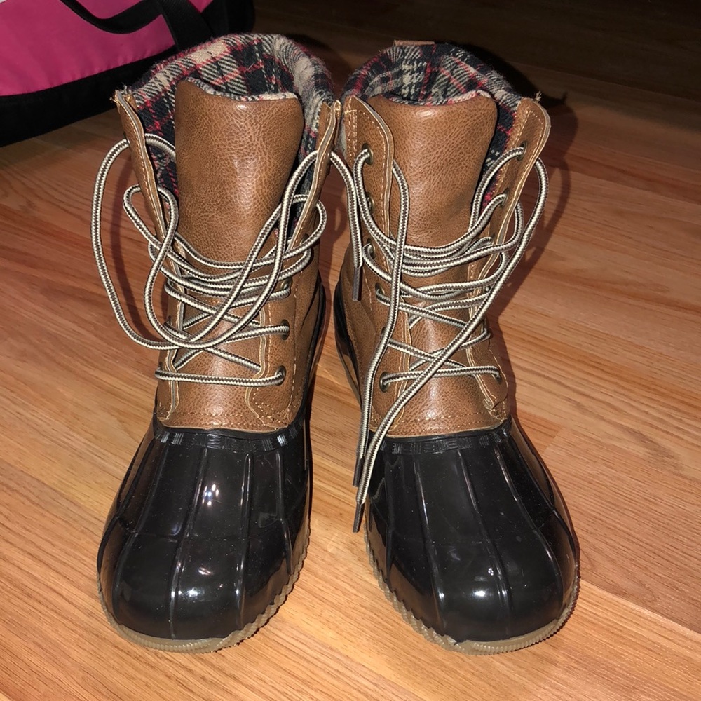 LIKE NEW BROWN WINTER BOOTS